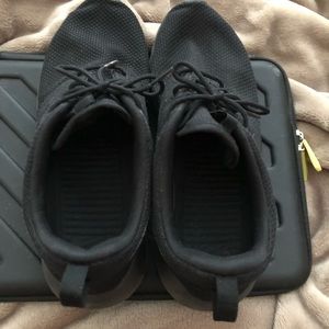 Nike Shoes - Nike Roshe Run black size 9.5 Nike Shoes - Nike Roshe Run black size 9.5